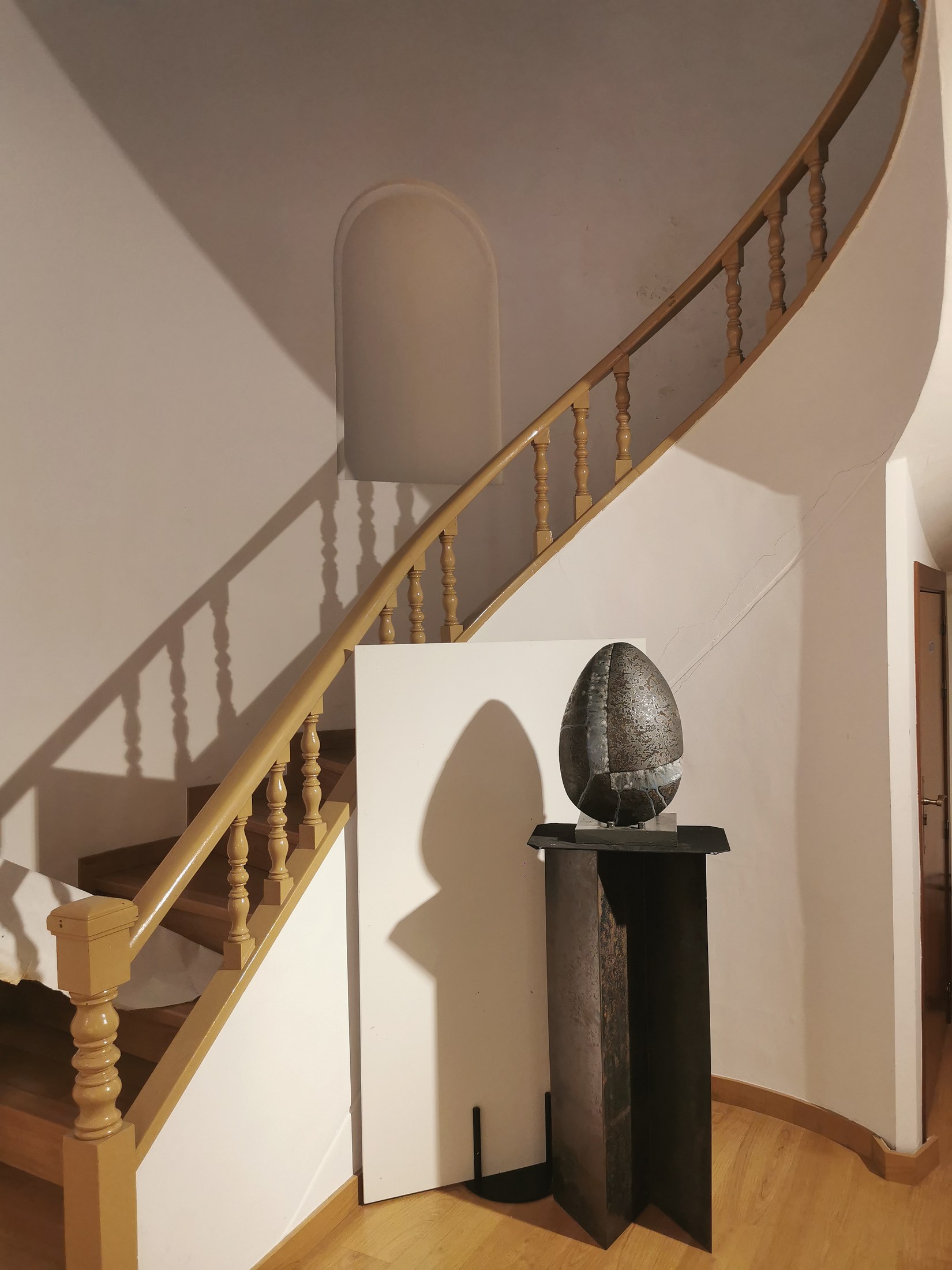 Escultura integrada en una arquitectura interior