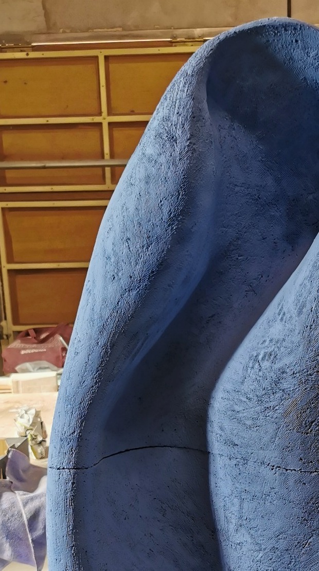 Detall de l’escultura blava de gran format al taller