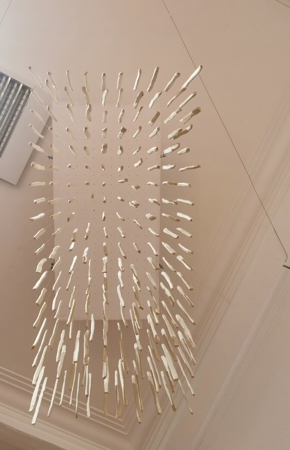 Instal·lació de petits elements ceràmics suspesos en l’espai